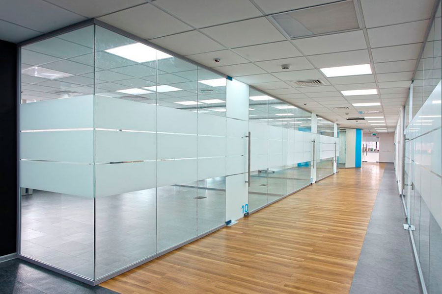 Выбор правильных материалов для изготовления офисных перегородок: Исчерпывающее руководство