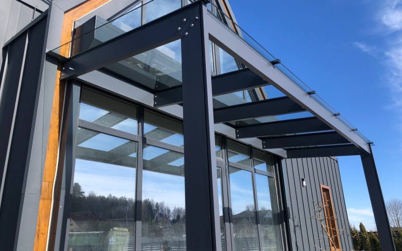 Стеклянные навесы: современный шарм для вашего участка