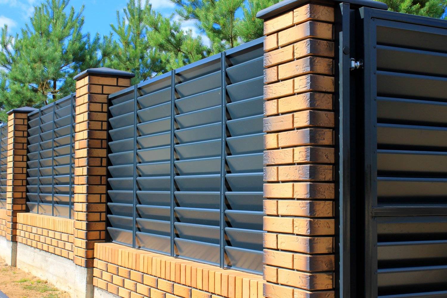 Заборы для дачи и дома "под ключ": Удобство и надежность